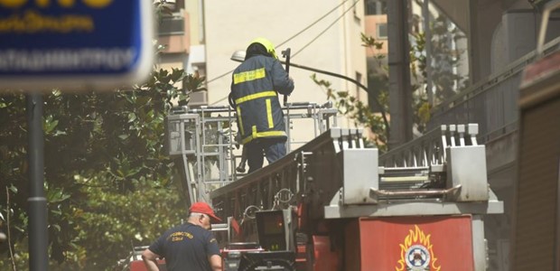 Aπεγκλωβίστηκαν τρία άτομα από φωτιά σε διαμέρισμα 